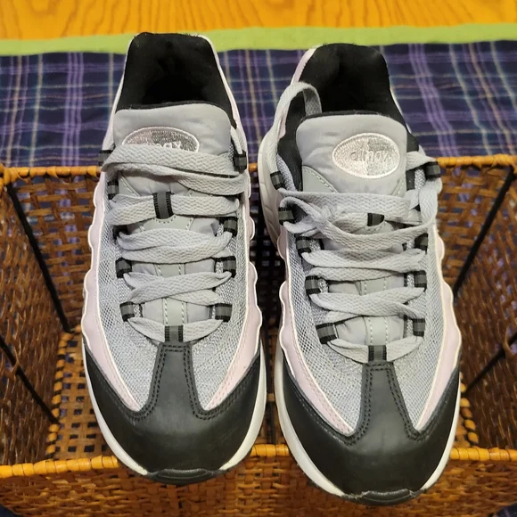 ❌️SOLD❌️ Girls Nike Air Max 95s Lilac, Grey, and Black Size 3 Youth - Picture 6 of 16